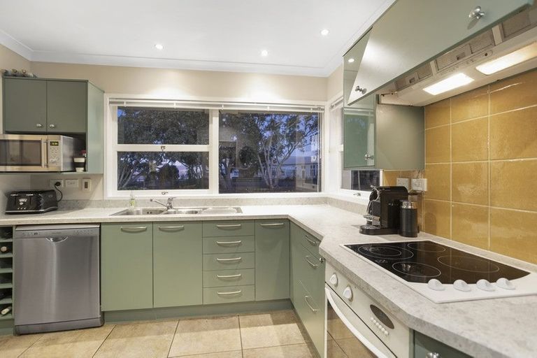 Photo of property in 104 Aberdeen Road, Campbells Bay, Auckland, 0620