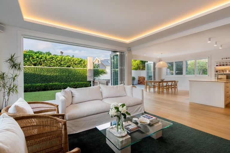 Photo of property in 1/30 Ocean View Road, Milford, Auckland, 0620