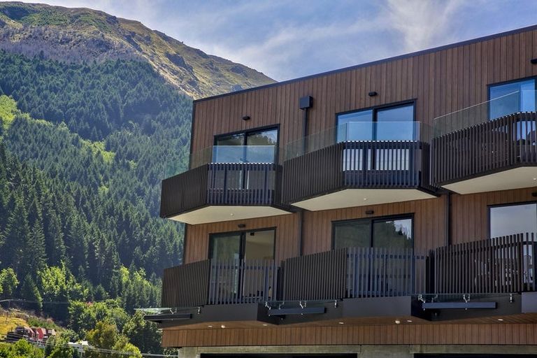 Photo of property in The Alex Apartments, 32/135b Hallenstein Street, Queenstown, 9300