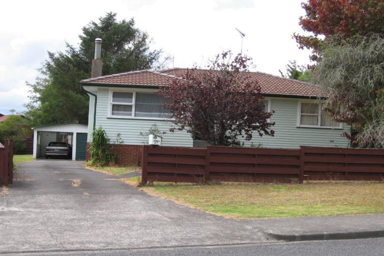 Photo of property in 27 Castleford Street, Green Bay, Auckland, 0604