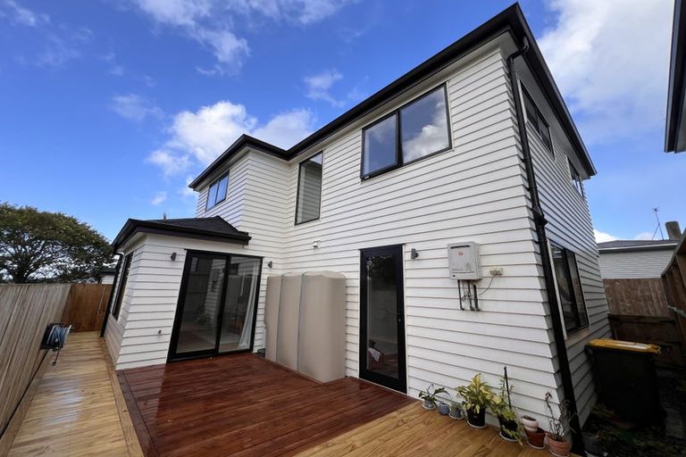 Photo of property in 27c Taipari Road, Te Atatu Peninsula, Auckland, 0610