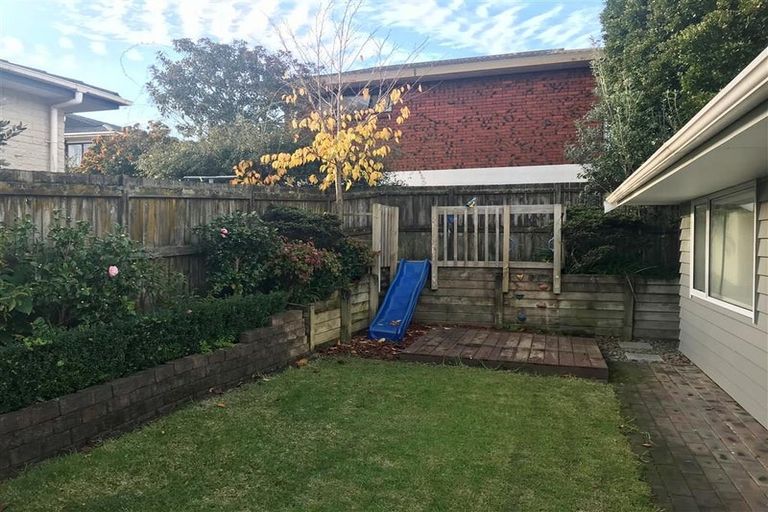 Photo of property in 2/11 Parramatta Place, Botany Downs, Auckland, 2010