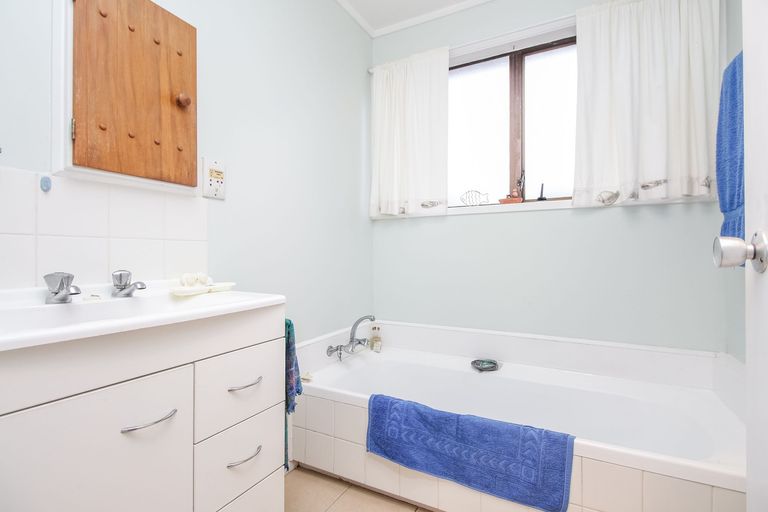 Photo of property in 9 Hamblyn Place, Ranui, Auckland, 0612