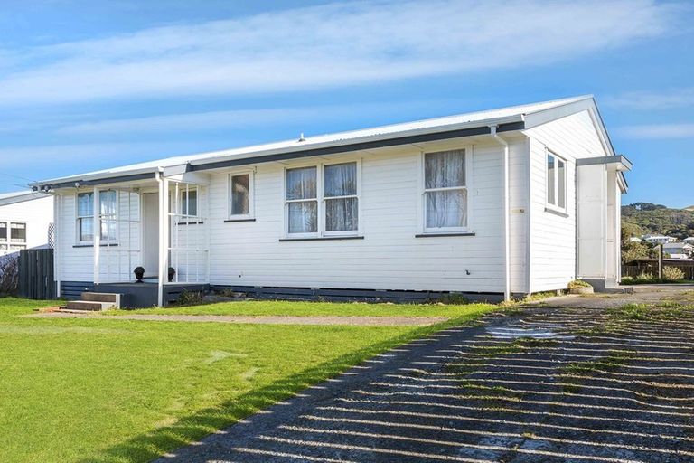 Photo of property in 54 Waiuta Street, Titahi Bay, Porirua, 5022