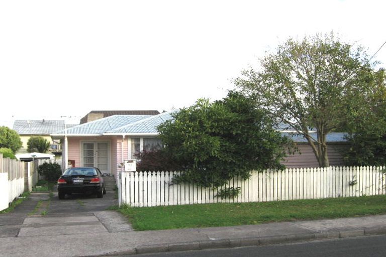 Photo of property in 2/11 Coniston Avenue, Te Atatu South, Auckland, 0610