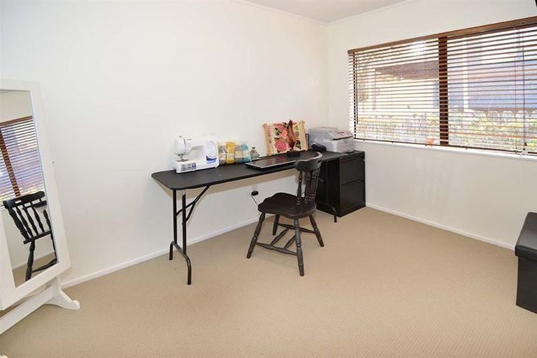 Photo of property in 2/20 Valecrest Place, Bayview, Auckland, 0629
