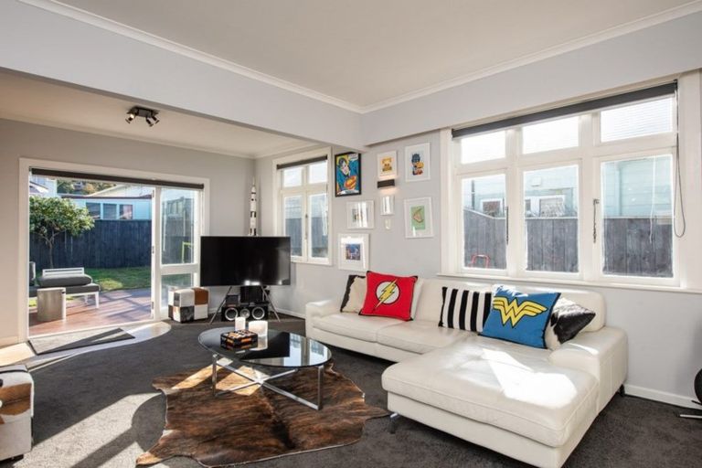 Photo of property in 19 Palm Avenue, Lyall Bay, Wellington, 6022