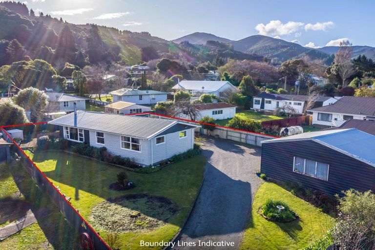 Photo of property in 9 Skipage Grove, Featherston, 5710