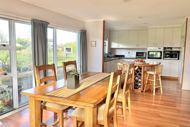 Photo of property in 28 Leeton Drive, Waipukurau, 4200
