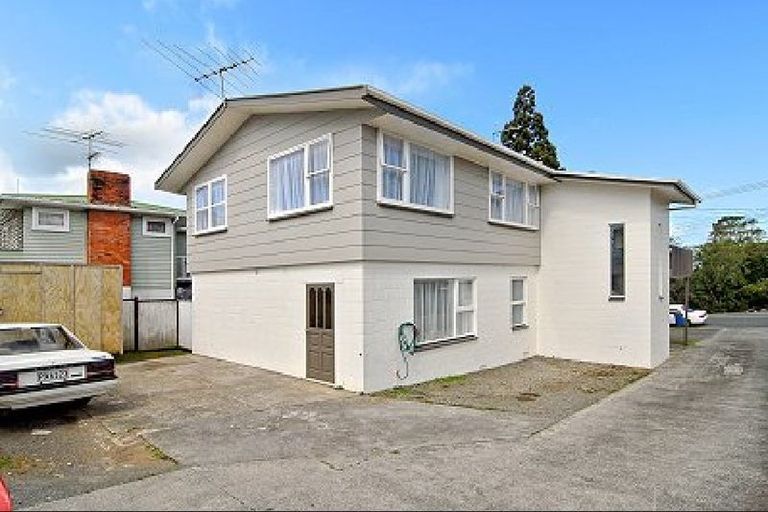 Photo of property in 2/210 Sunnynook Road, Totara Vale, Auckland, 0627