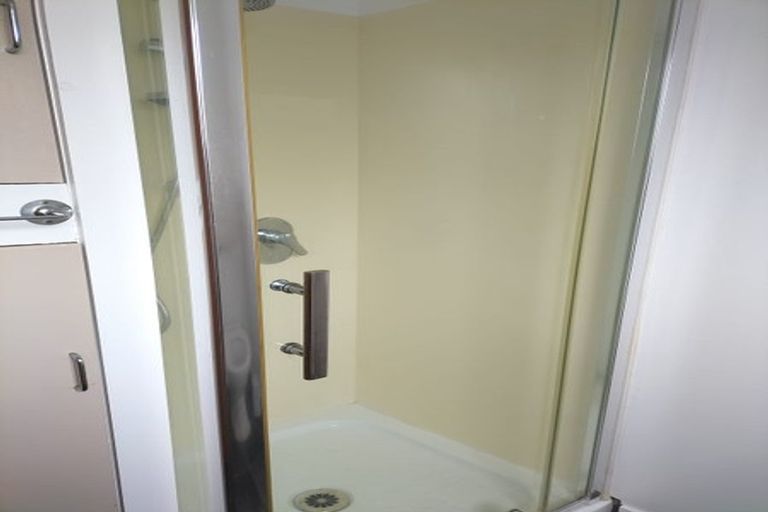 Photo of property in 5/25 West Coast Road, Glen Eden, Auckland, 0602