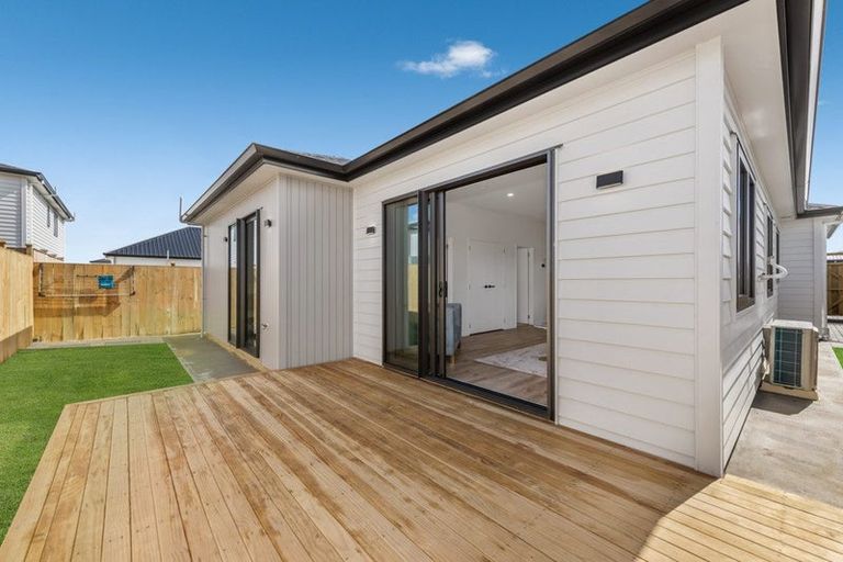 Photo of property in 4 Ngakau Road, Karaka, 2113