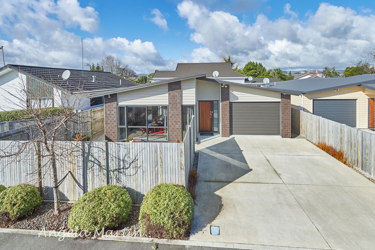 Photo of property in 1 Cullen Court, Palmerston North, 4410