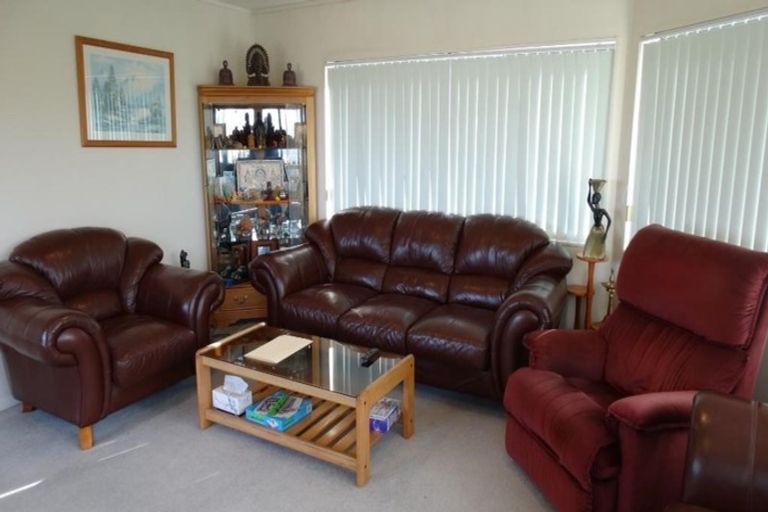 Photo of property in 1 San Fernando Way, Henderson, Auckland, 0612