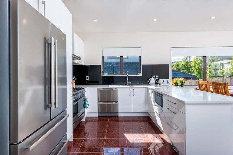 Photo of property in 21 Midhurst Avenue, Henderson, Auckland, 0612