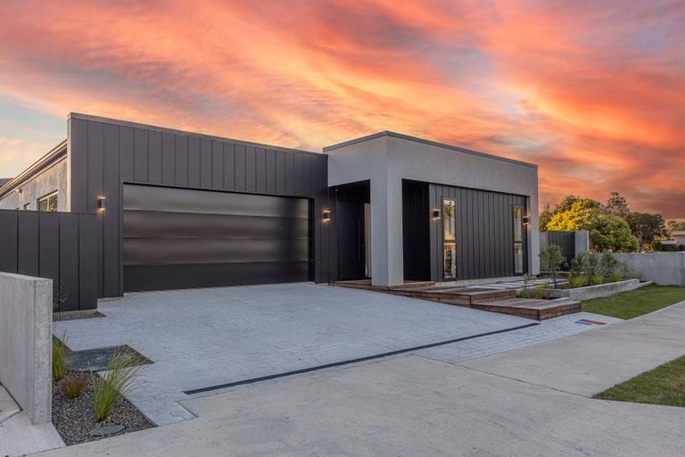 Photo of property in 32 Memorial Drive, Hokowhitu, Palmerston North, 4410