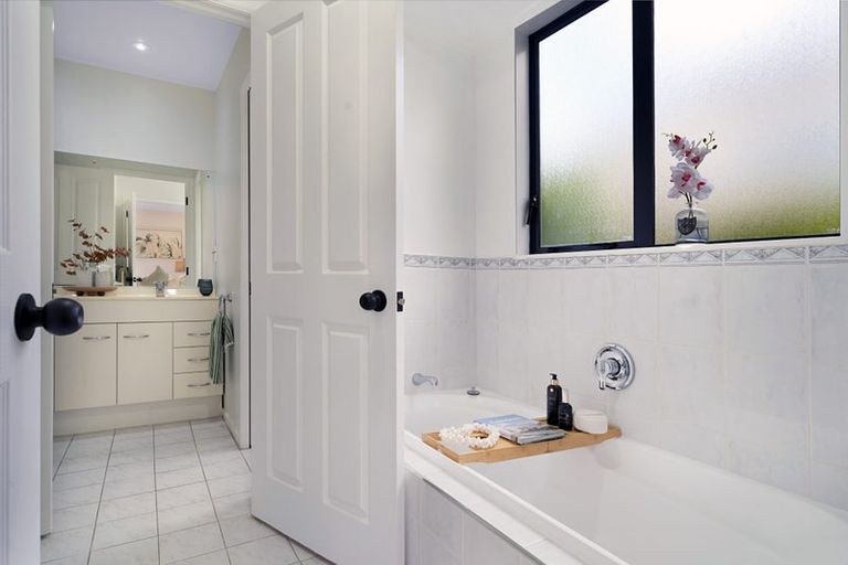 Photo of property in 8 Coupland Court, Glendene, Auckland, 0602