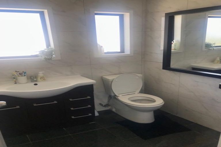 Photo of property in 2/95 Hobsonville Road, West Harbour, Auckland, 0618