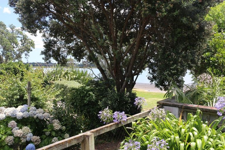 Photo of property in 2 Twin Wharf Road, Herald Island, Auckland, 0618