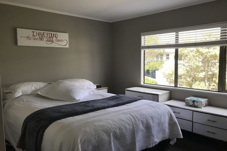 Photo of property in The Haven, 4/120 Beach Haven Road, Beach Haven, Auckland, 0626