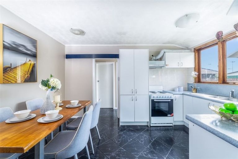 Photo of property in 3 Tamariki Avenue, Kelston, Auckland, 0602