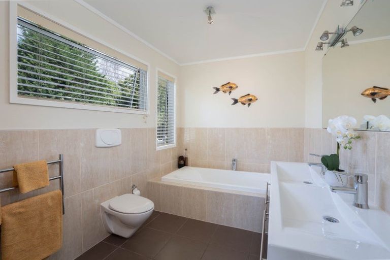 Photo of property in 142 Gillespie Place, Acacia Bay, Taupo, 3385