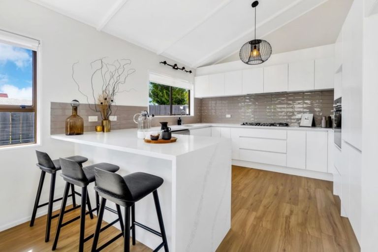 Photo of property in 2/17 Oliver Street, Point Chevalier, Auckland, 1022