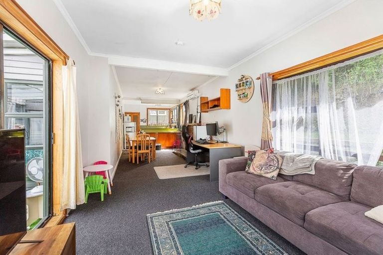 Photo of property in 42 Lincoln Avenue, Tawa, Wellington, 5028