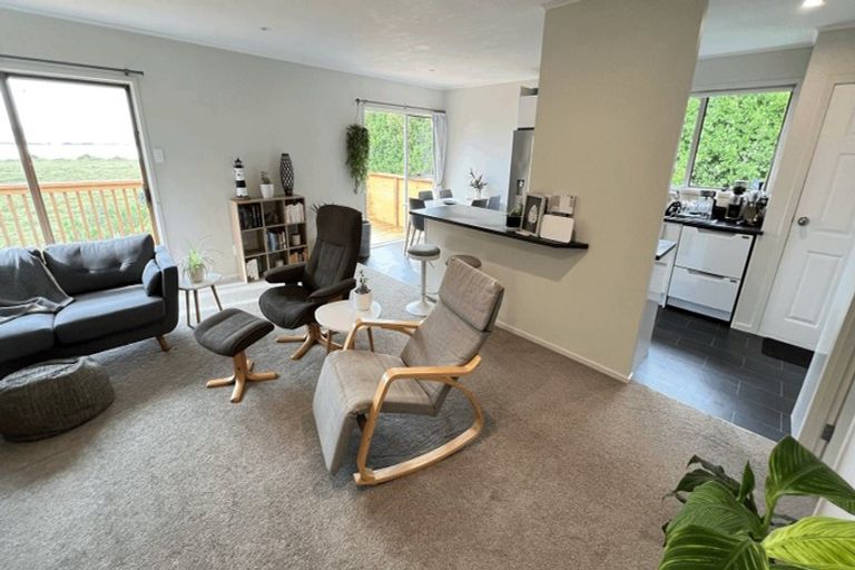 Photo of property in 31 Pipitea Place, Massey, Auckland, 0614