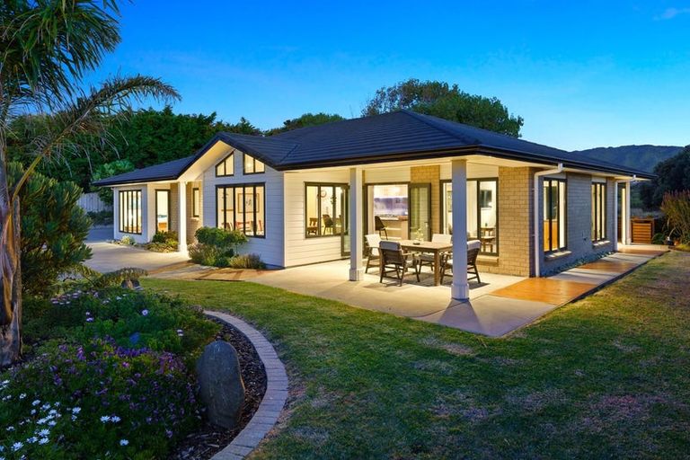 Photo of property in 34 Titoki Road, Waikanae Beach, Waikanae, 5036