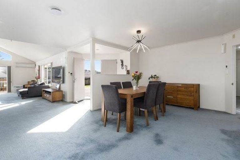 Photo of property in 17 Bella Villa Drive, Waiuku, 2123