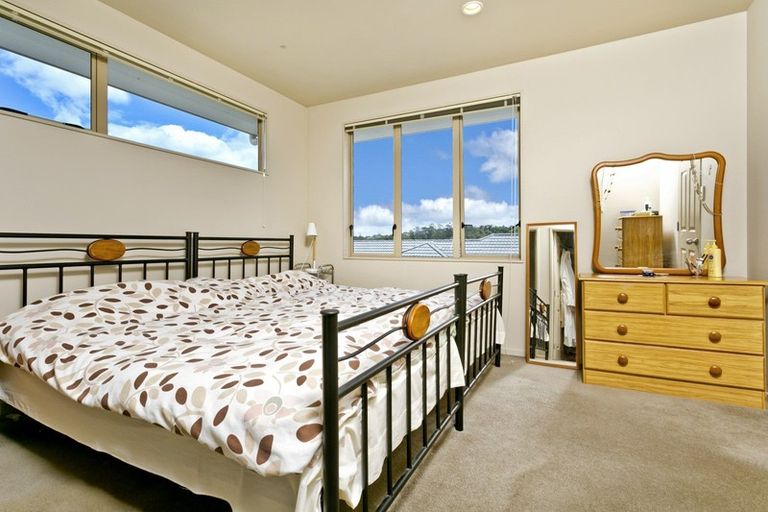 Photo of property in 25 Henry Partington Place, Greenhithe, Auckland, 0632
