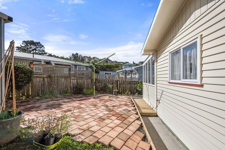 Photo of property in 4 Cotswold Crescent, Newlands, Wellington, 6037