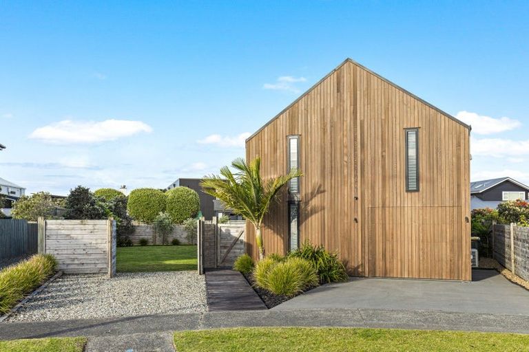 Photo of property in 17 Patiki Place, Omaha, 0986