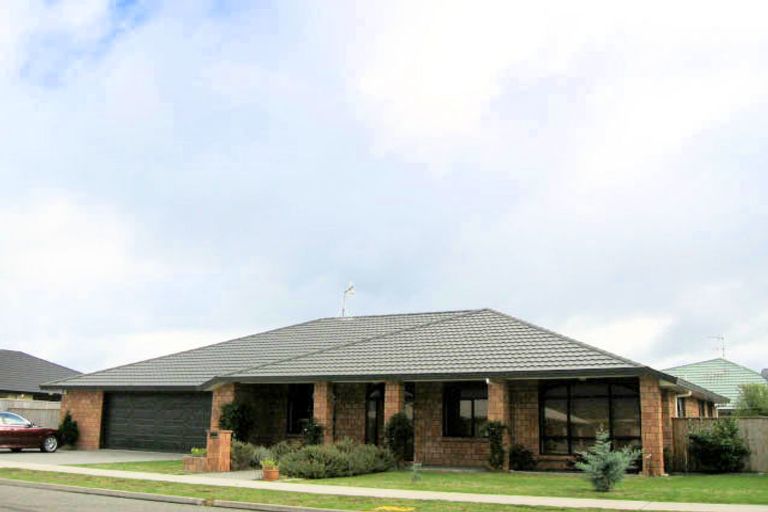 Photo of property in 16 Holcombe Drive, Paraparaumu, 5032