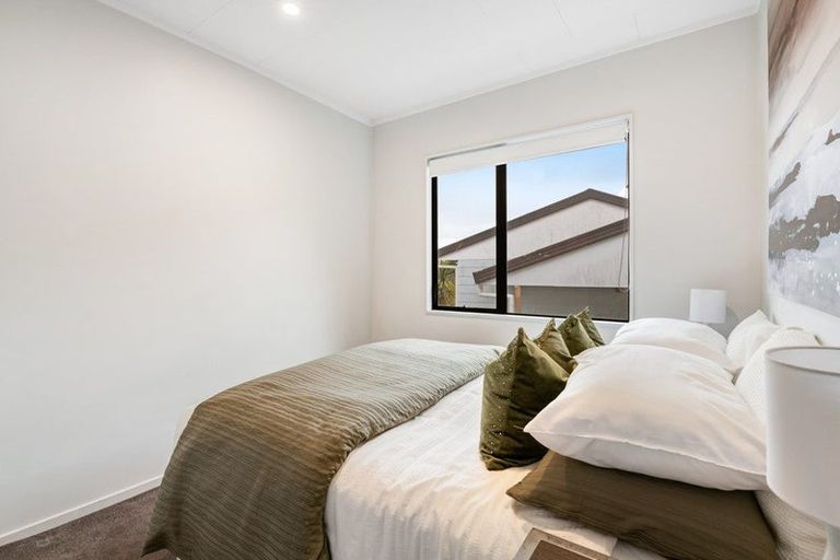 Photo of property in 2/15 Exeter Place, Unsworth Heights, Auckland, 0632