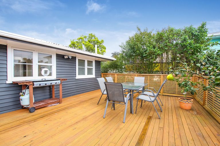 Photo of property in 10 Stottholm Road, Titirangi, Auckland, 0604