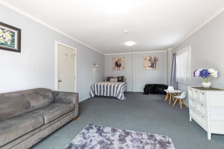 Photo of property in 27 Blanes Road, Weymouth, Auckland, 2103