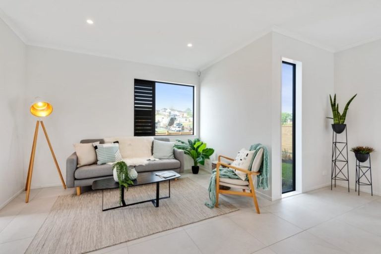 Photo of property in 40 Owen Chapman Drive, Red Beach, 0932