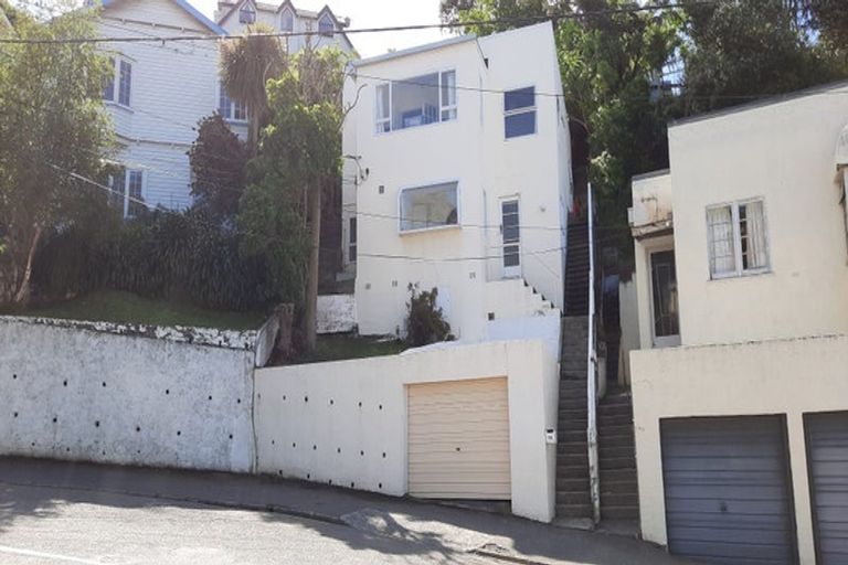 Photo of property in 64 Rolleston Street, Mount Cook, Wellington, 6021