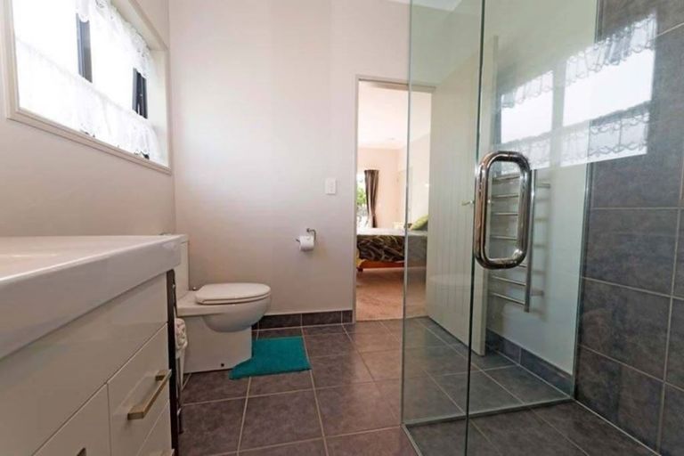 Photo of property in 65d View Road, Henderson, Auckland, 0612