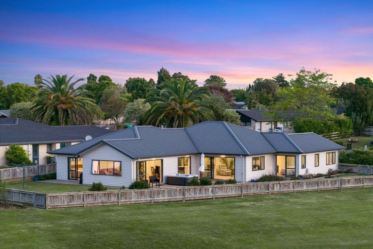 Photo of property in 18 Applemoors Way, Riverhead, 0820