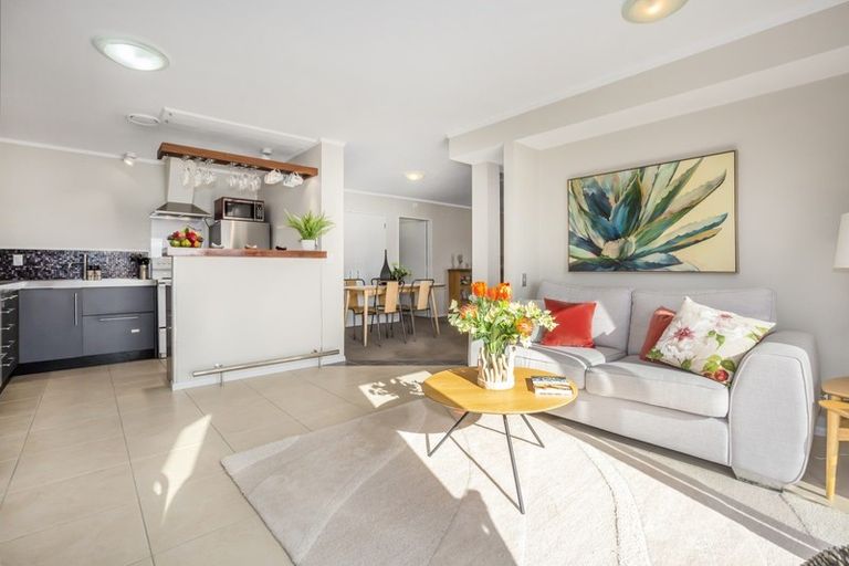 Photo of property in 15a Seaview Road, Paremata, Porirua, 5024