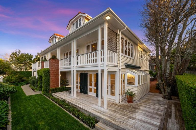 Photo of property in 102a Kitchener Road, Milford, Auckland, 0620