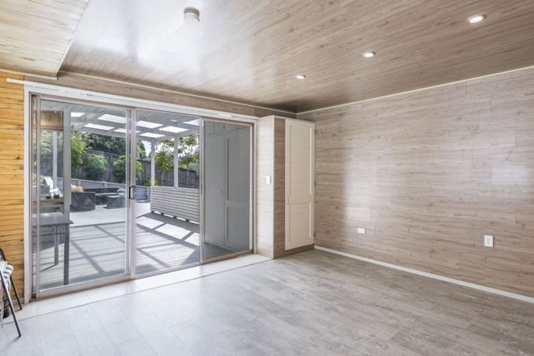 Photo of property in 10 Nor'east Drive, Northcross, Auckland, 0632