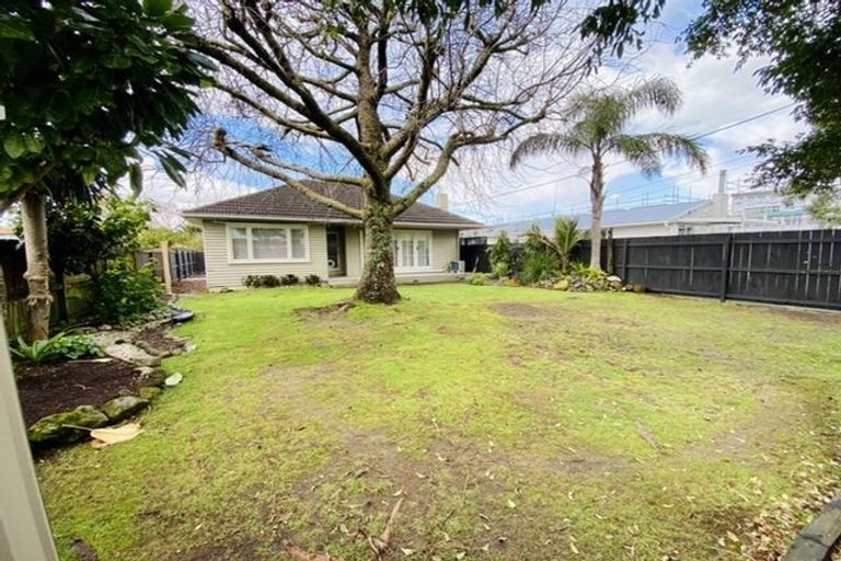 Photo of property in 11 Hikurangi Street, Te Atatu Peninsula, Auckland, 0610