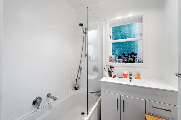 Photo of property in 64 Sherwood Avenue, Te Atatu South, Auckland, 0610