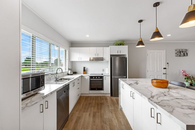 Photo of property in 5 Neta Grove, Henderson, Auckland, 0612