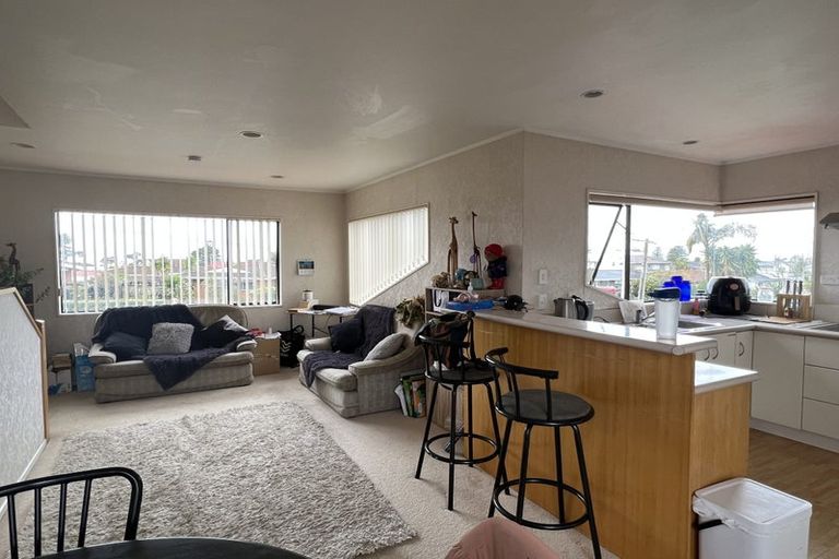 Photo of property in 1/994 Beach Road, Torbay, Auckland, 0630