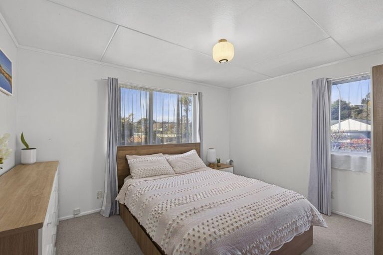 Photo of property in 35 Riversdale Drive, Merrilands, New Plymouth, 4312